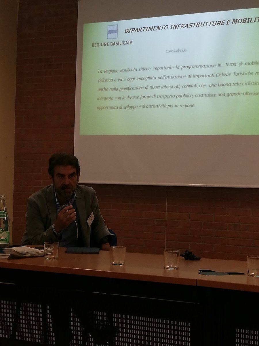UNIBAS_lisut's tweet photo. Il prof @Benny_Murgante apre la sessione pomeridiana della prima giornata del meeting ECO-CICLE, inquadrando gli obiettivi progettuali e introducendo i primi ospiti del pomeriggio https://t.co/fyCoNcx110