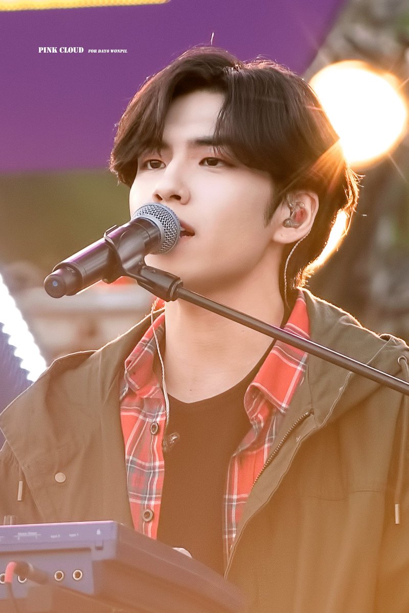 pink_cloud94's tweet photo. 191019 GMF 
요즘 하늘이 좋아서 자꾸 그 날이 생각나
 #데이식스 #DAY6 #원필 #wonpil https://t.co/aoKVsTL38P