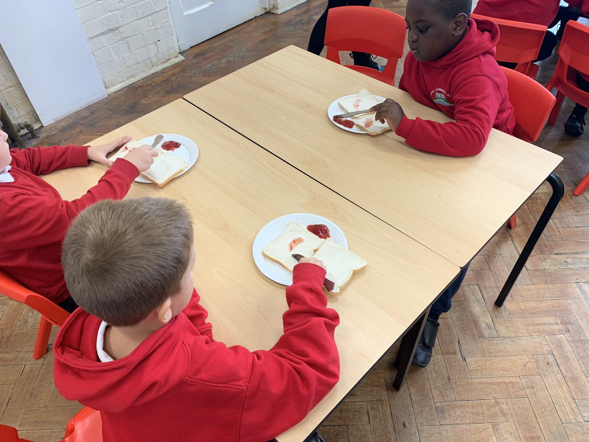 BubsyTownhill's tweet photo. Year 3 enjoyed following instructions to make a jam sandwich... yummy! 😋 #THCy3 #THCliteracy #sandwichday https://t.co/4WYwTP6RUW