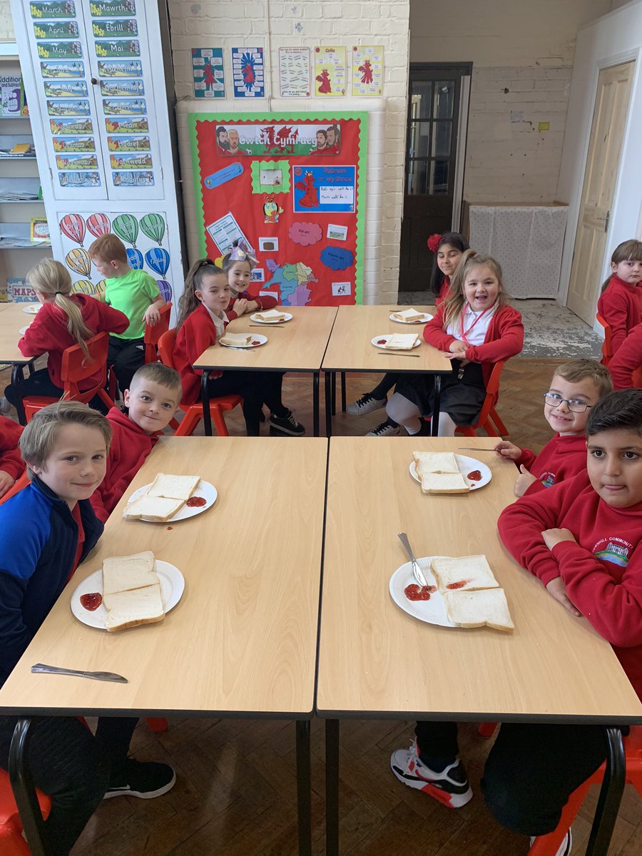BubsyTownhill's tweet photo. Year 3 enjoyed following instructions to make a jam sandwich... yummy! 😋 #THCy3 #THCliteracy #sandwichday https://t.co/4WYwTP6RUW