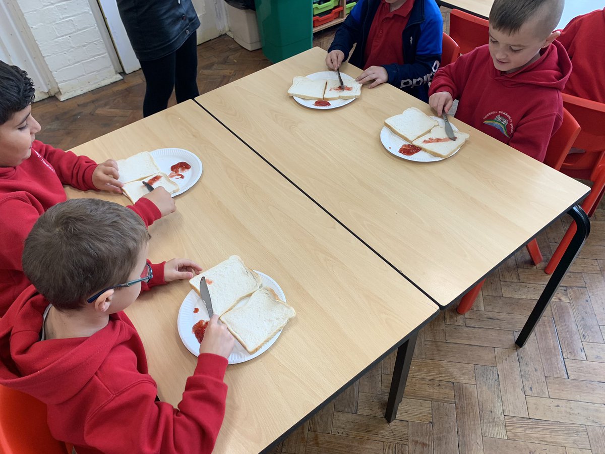 BubsyTownhill's tweet photo. Year 3 enjoyed following instructions to make a jam sandwich... yummy! 😋 #THCy3 #THCliteracy #sandwichday https://t.co/4WYwTP6RUW