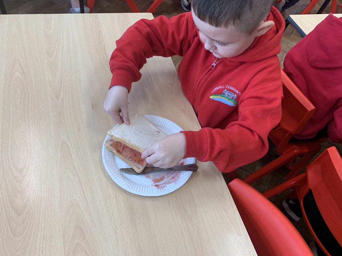BubsyTownhill's tweet photo. Year 3 enjoyed following instructions to make a jam sandwich... yummy! 😋 #THCy3 #THCliteracy #sandwichday https://t.co/8bVDSCY4QC