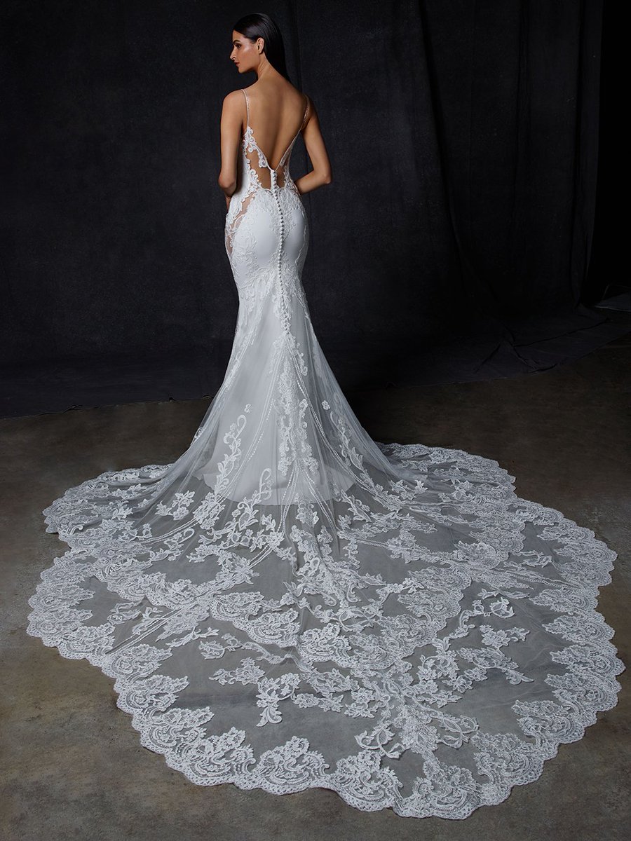 WOW!! 😍

Check out the gorgeous lace train on the ONDRA gown 💕

Gown: bit.ly/OndraEnzoani