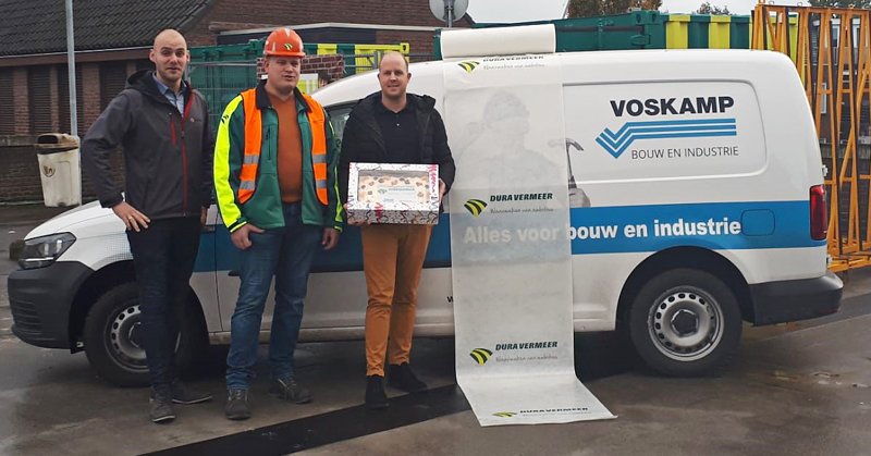 voskampgroep's tweet photo. Dat staat toch net wat professioneler, een eigen logo op het afdekvlies. Vandaag presenteerde wij (op de bouw in Oldenzaal) i.s.m. Primaverde, het resultaat van de opdruk voor Dura Vermeer.

#privatelabel #afdekvlies #taart

@StadOldenzaal 
@PrimaverdeBV 
@DuraVermeer https://t.co/McJilIL3UN