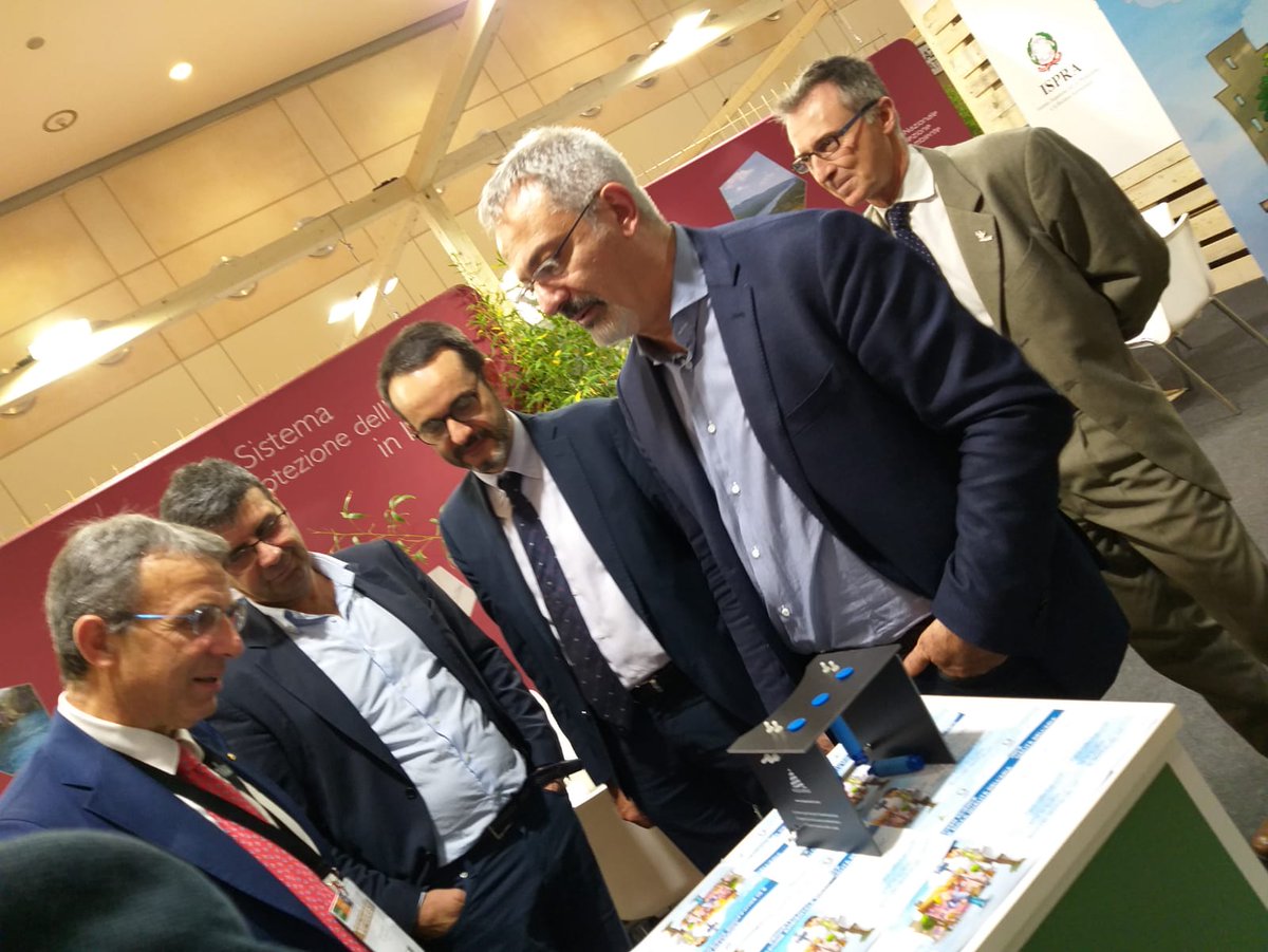 ISPRA_Press's tweet image. Allo stand @SNPAmbiente di @Ecomondo il @SergioCosta_min @minambienteIT con il Presidente @ISPRA_Press #Laporta e il DG @alebratti per il lancio del Progetto di #citizensscience #Cleainair #school, sensibilizzare con le scuole  sul tema qualità dell'aria