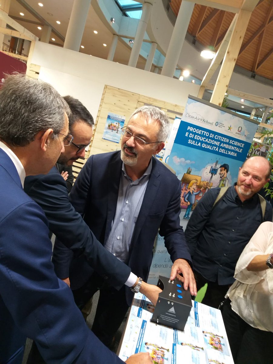 ISPRA_Press's tweet image. Allo stand @SNPAmbiente di @Ecomondo il @SergioCosta_min @minambienteIT con il Presidente @ISPRA_Press #Laporta e il DG @alebratti per il lancio del Progetto di #citizensscience #Cleainair #school, sensibilizzare con le scuole  sul tema qualità dell'aria