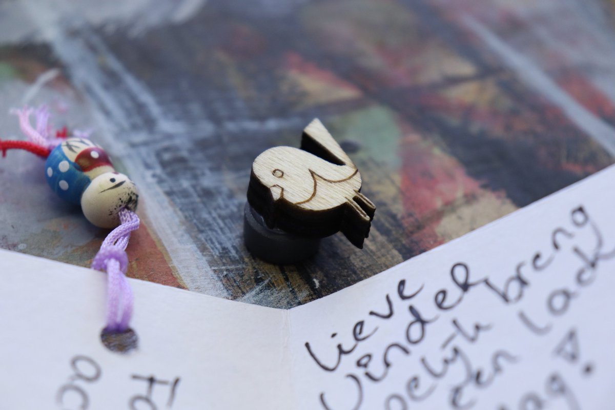 CeryneianA's tweet photo. It's a note and a tiny wooden magnet in the shape of a bird for good luck, this is a great way to start my day ๐ฆ
#randomgift #randomstranger #PayItForward https://t.co/zUatcJa2gQ