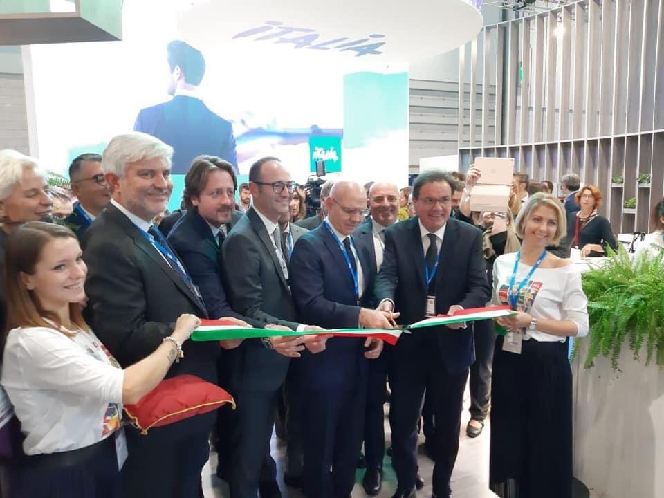 Alla WTM di Londra chi rappresentava il Governo? NESSUNO! <a href="/ENIT_italia/">ENIT S.p.A. 🇮🇹</a> @Mipaaf_ @_MiBACT #turismo <a href="/albcrepaldi/">Alberto Crepaldi</a> <a href="/PalmucciGiorgio/">Giorgio Palmucci</a> <a href="/FedericoCaner/">Federico Caner</a> <a href="/Lega_Senato/">Lega Senato</a> <a href="/LegaSalvini/">Lega</a> <a href="/ttgitalia/">TTG Italia</a> <a href="/GvLive/">Guida Viaggi</a> <a href="/lagenziaviaggi/">L'Agenzia di Viaggi Magazine</a> <a href="/TURISMOit/">TURISMO.IT</a> <a href="/TurismoAttualit/">Turismo & Attualita'</a> @ANSA_ViaggiART <a href="/federalberghi/">federalberghi 🇮🇹 🇪🇺</a>