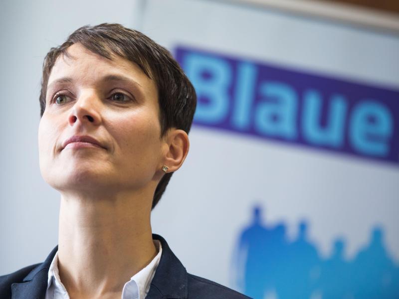 freie_presse's tweet photo. Nach Wahlschlappen in #Sachsen und #Thüringen will sich die #BlauePartei der früheren AfD-Chefin #FraukePetry bis Jahresende auflösen. Für sie persönlich ergebe sich daraus mittelfristig der Abschied aus der aktiven Politik, sagte Petry. https://t.co/TjGVSDVEcc https://t.co/iLZZgIxiDG