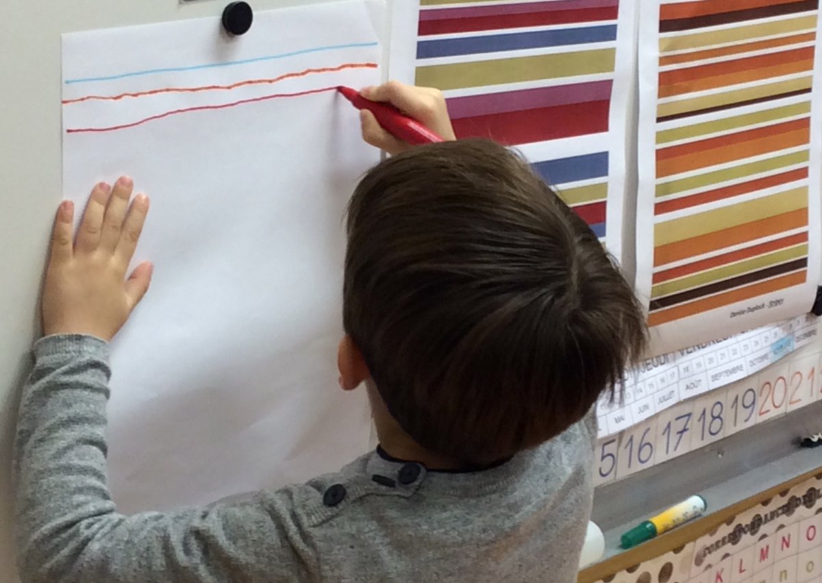Machault_MSGS's tweet photo. On a découvert les lignes horizontales avec l artiste Denise Duplock. Nous avons appris à bien les tracer : un trait bien droit de la gauche vers la droite 😀 https://t.co/5sgn7gm3I0