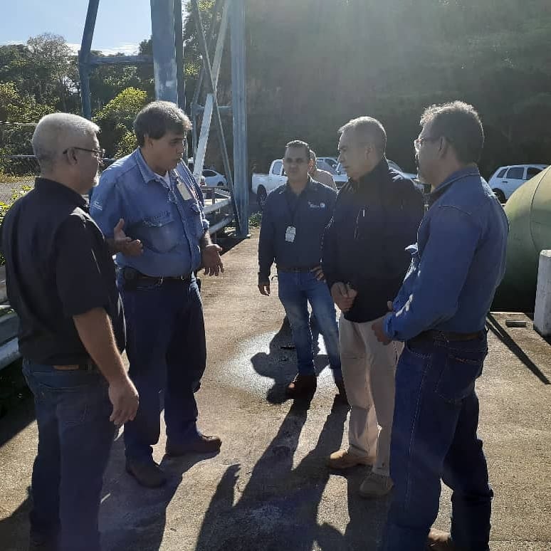 OTBolivar's tweet photo. Gob. @justonoguerap se encuentra  verificando los trabajos de mantenimiento y adecuación de las bombas de la estación Golfo 4 que alimenta al Acueducto Macagua en Caroní, acometidas de calidad que garantiza el servicio del suministro de agua potable a los habitantes de San Félix. https://t.co/uYWgXTszj5