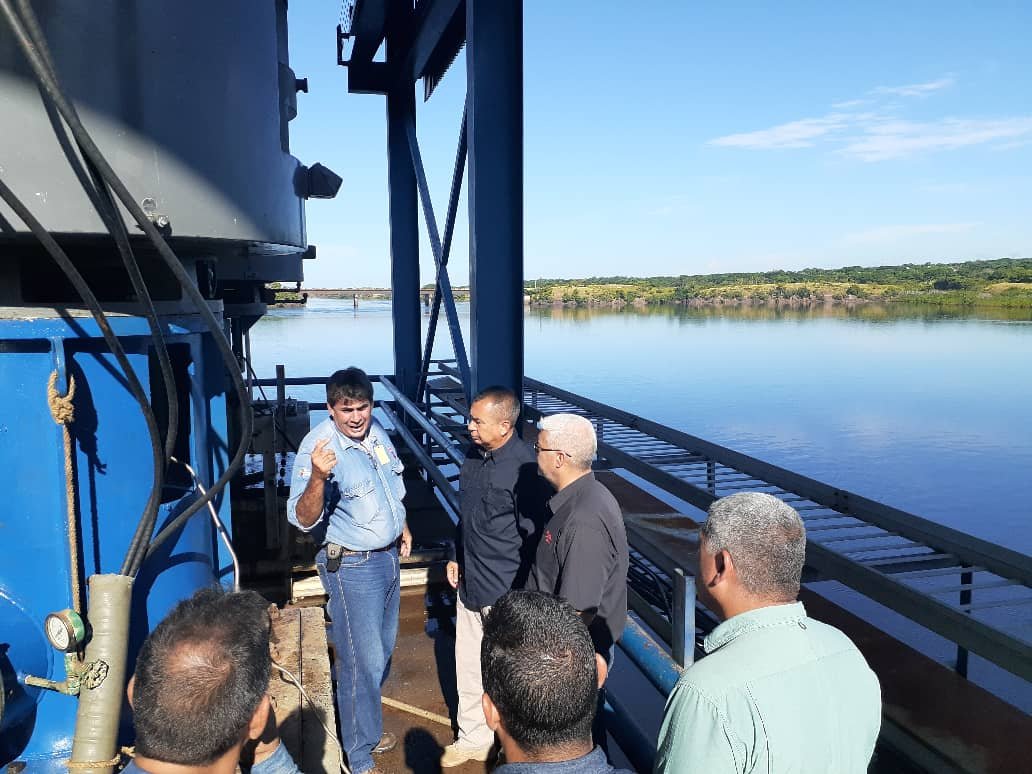 OTBolivar's tweet photo. Gob. @justonoguerap se encuentra  verificando los trabajos de mantenimiento y adecuación de las bombas de la estación Golfo 4 que alimenta al Acueducto Macagua en Caroní, acometidas de calidad que garantiza el servicio del suministro de agua potable a los habitantes de San Félix. https://t.co/uYWgXTszj5