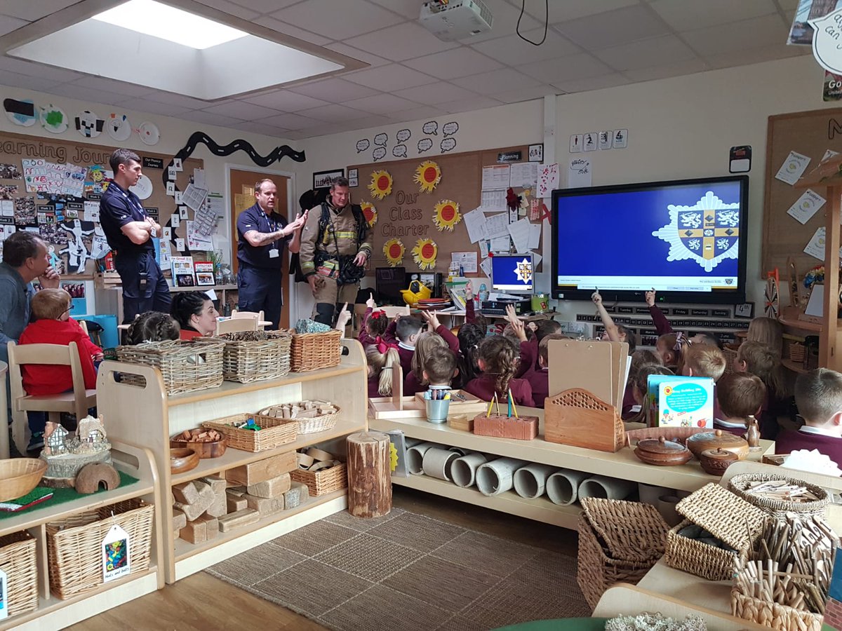 CDDFRS's tweet photo. Spennymoor blues visited Cleves Cross Primary yesterday 🚒 Watch Manager Forward & Apprentice Firefighter Dance 👩🚒 talked to the pupils about staying safe this Bonfire Night 👍 with Firefighter Abson modelling ththe kit we wear to keep us safe #BetterBonfireNight https://t.co/VBt4UgPBMz