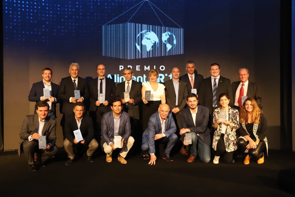 AgrofyNews's tweet photo. #PremioAlimentAR 15 empresas que elaboran y exportan agroalimentos y bebidas hacia diferentes destinos del mundo fueron premiadas por @BancoGalicia y #Exponenciar 👉 https://t.co/CPAbrUGkbB @Expo_Alimentar https://t.co/xKwEvTZ28i