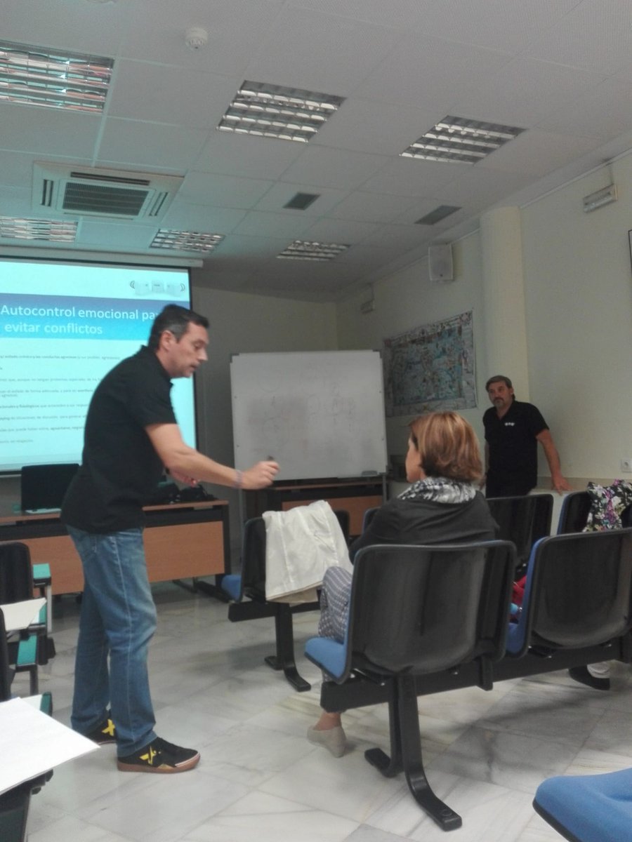 riniciat's tweet photo. Hoy hemos iniciado una acción formativa en materia de prevención de la violencia machista  con los funcionarios de la Delegación del Gobierno de la Región de Murcia. 
Gran respuesta por parte del alumnado, agradecidos por seguir contando con nosotros en la lucha contra esta lacra https://t.co/0EiZdE55HP
