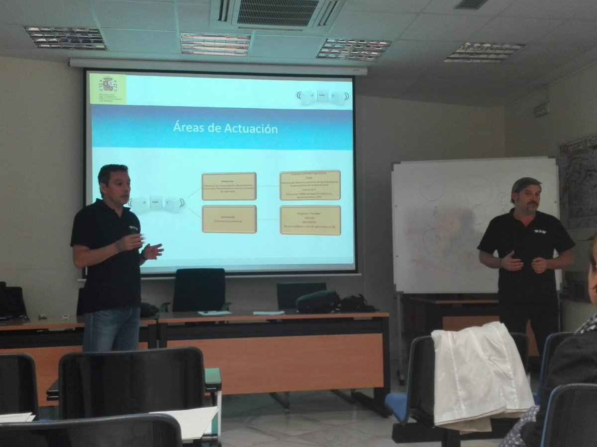 riniciat's tweet photo. Hoy hemos iniciado una acción formativa en materia de prevención de la violencia machista  con los funcionarios de la Delegación del Gobierno de la Región de Murcia. 
Gran respuesta por parte del alumnado, agradecidos por seguir contando con nosotros en la lucha contra esta lacra https://t.co/0EiZdE55HP
