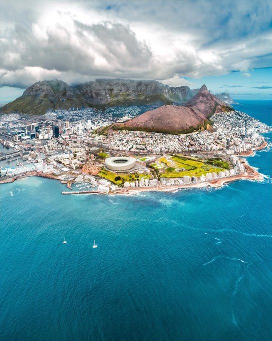 Get in the chopper! The best way to see the full splendour of Cape Town? From helicopter of course. 🚁😃 Take to the skies with one of the many accredited helicopter operators - the majority of flights depart from the V&amp;A Waterfront. 

📷 Photo by I/G 100.pixels #MeetSouthAfrica