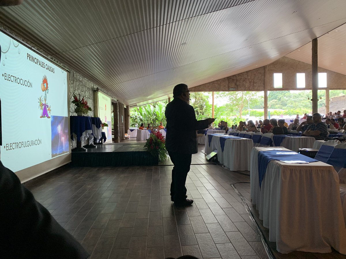 Damos inicio a nuestro simposio de medicina de emergencias en el #CMN19. Muchas gracias a todos los participantes! El día de hoy hablaremos de trauma y a partir de mañana emergencias médicas. No se lo pierda #asocomeconf