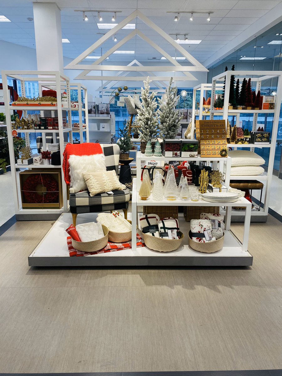 Winter Wonderland at 2850 Fulton!!!!
Come in and shop our wonderful holiday decor this season!!!!!
<a href="/Vibe_tastical/">Jason stocchetti</a> @NateDuran4 @VM_Monique2850 #target #2850 #fulton #worksomewhereyoulove