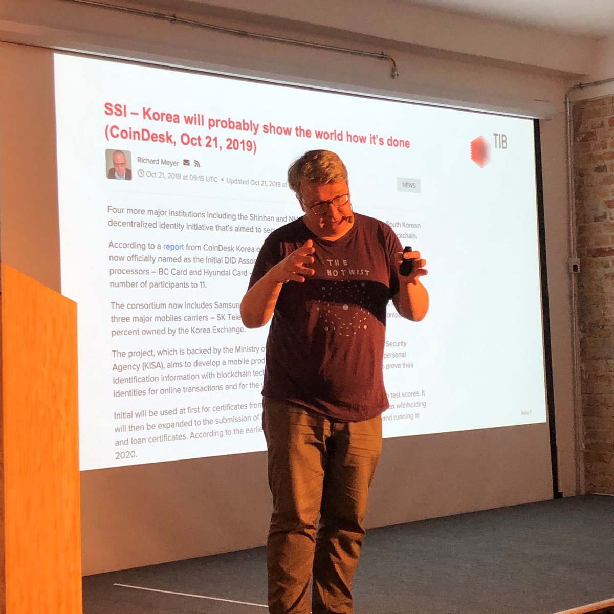 ARTiFACTS_ai's tweet photo. Lambert Heller really gets how and where identity services can be applied that will benefit scientific research. #bfscon #selfsovrinidentity #internetidentity #blockchain #artifacts https://t.co/vWJiZixwim