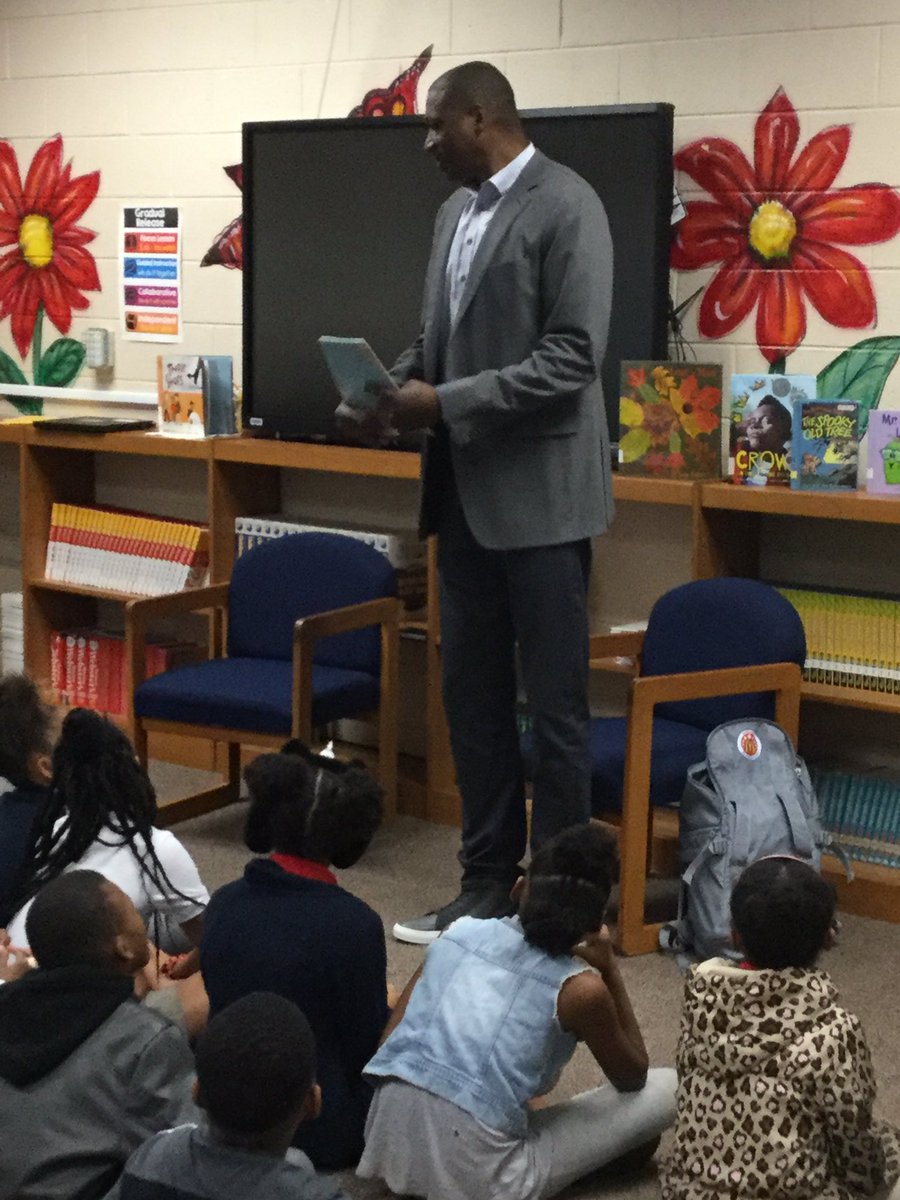 CascadeESMedCtr's tweet photo. Cascade ES is enjoying hearing an author as we kickoff our Reading Final Four! We are in it to win it! #ReadFinalFour #renlearn @apsupdate @AssocSupBattle @CasPrinciTmomon @APSMediaServ https://t.co/9nIKHwJYgI