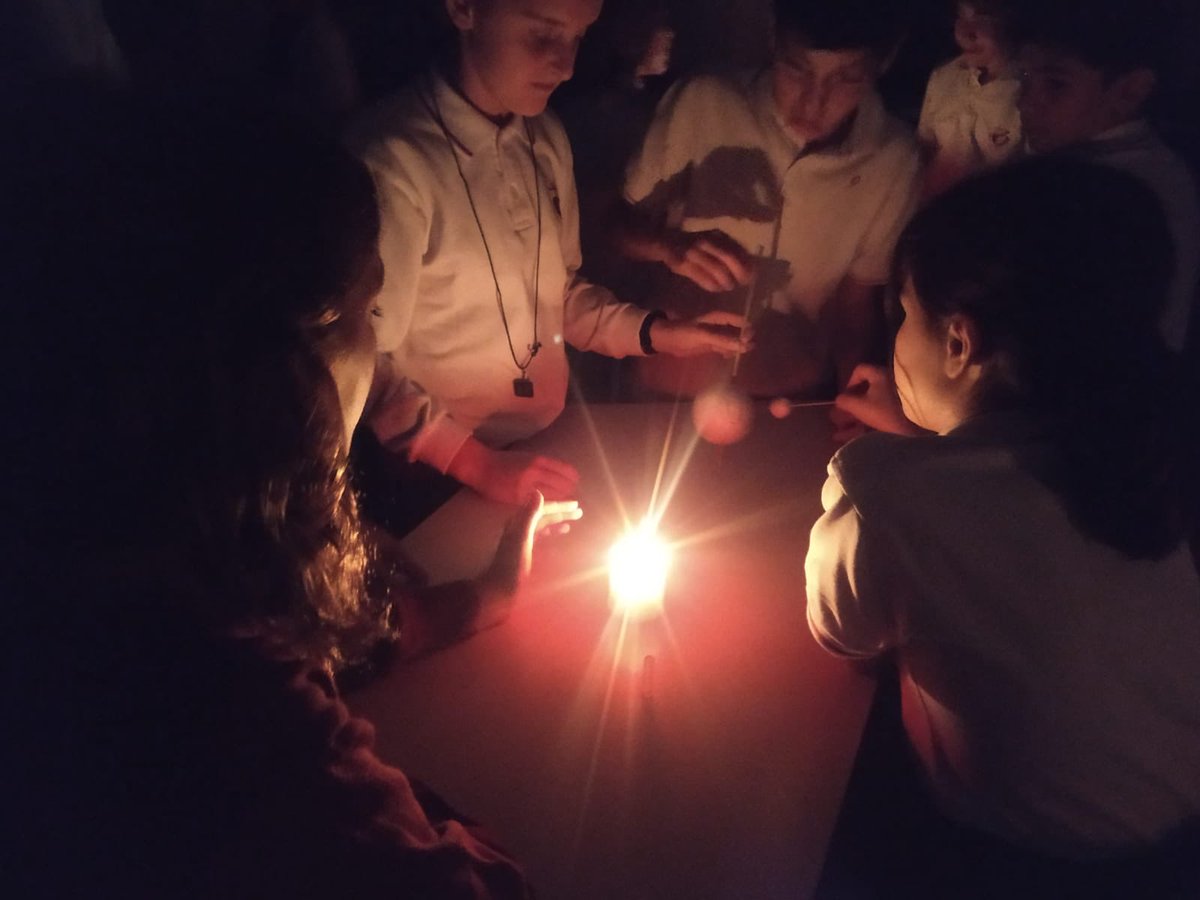 PadreDamianSSCC's tweet photo. Quins són els moviments del ☀️, la 🌍 i la 🌑? Què ocasionen? A #1resopd ho investiguem de manera ben pràctica! #activitatcientificaescolar #projecteterra #projectes https://t.co/yAoChKlNqW