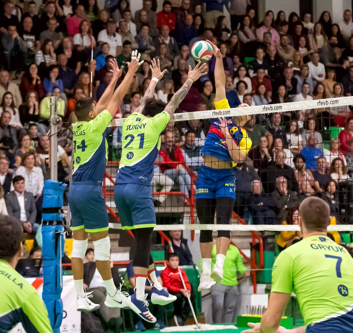 Por abrumadora mayoria, la imagen del encuentro entre <a href="/VoleyTextil/">Voley Textil</a> y @cveivissa ha sido elegida por vuestros votos como la #FOTOSVM de la pasada jornada. Muchas gracias por vuestra participación