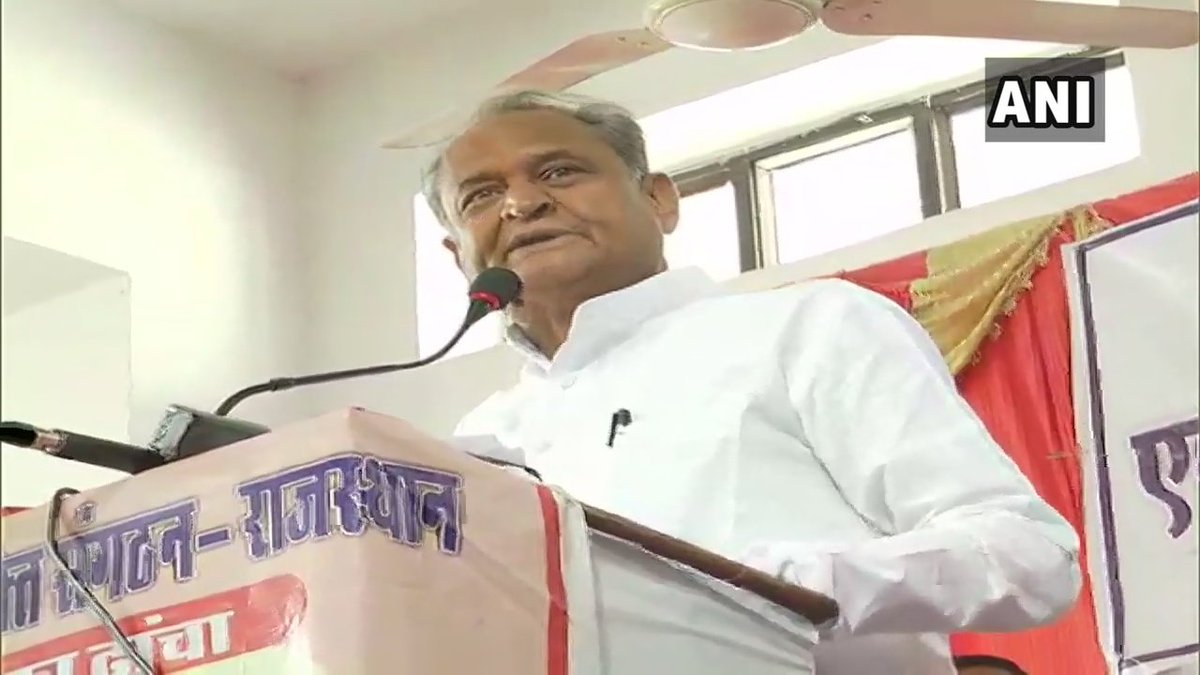 ANI's tweet photo. Rajasthan Chief Minister Ashok Gehlot in Jaipur: Gaon mein aaj bhi ghoonghat hai, ek mahila ko ghoonghat mein qaid karne ka, ek samaj ko kya adhikaar hai? Jab tak ghoonghat rahega tab tak mahilayen aage nahi badh paengi, zamana gaya ghoonghat ka. https://t.co/uLvCsnP0x4