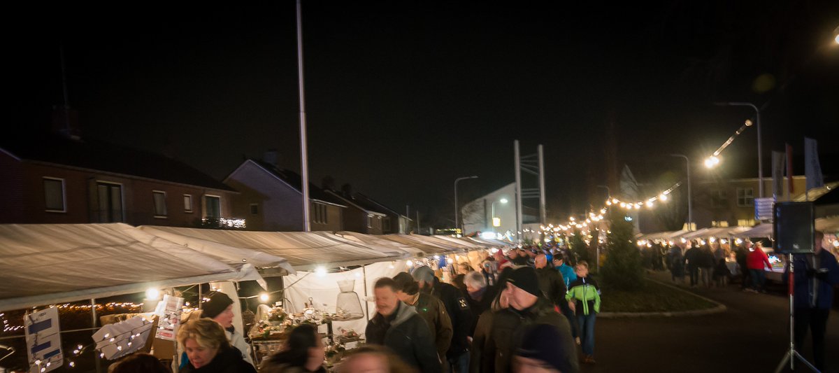 FeestweekVhoop's tweet photo. Aanmelden als deelnemer aan de kerstmarkt in #Vroomshoop? We hebben verlichte kramen te huur of ruimte voor een eigen kraam. Aarzel niet en reserveer via https://t.co/HFuUbksk3T https://t.co/u3Fz6mQqI1