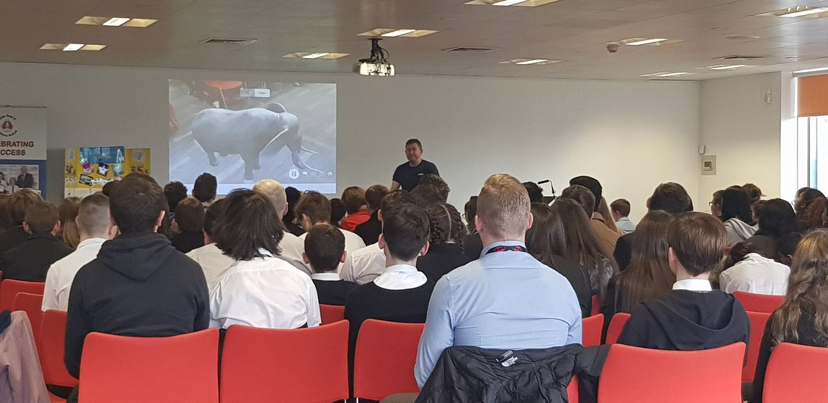 LibrarySTA's tweet photo. Had an amazing day showcasing all the cool things you can access with a @GlasgowLib community or student card and learning from other digital leaders in schools. The pupils were so enthusiastic and a credit to their schools! #DIMPYL @RMSadlerCGI @andrewjewell https://t.co/PtYjV02dbq