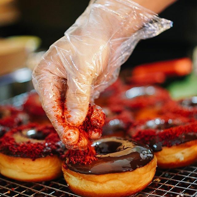 MalTamanAnggrek's tweet photo. Red Velvet is ready to be heated up and devoured⠀
.⠀
.⠀
.⠀
#gordonjkt #gordondonuts #gordoncoffee #gourmetdonuts #donuts #doughnuts #artisandonuts #espressobased #coffee #hobikopi #anakkopi https://t.co/qmr0yilNla https://t.co/tVGtt3OkhB