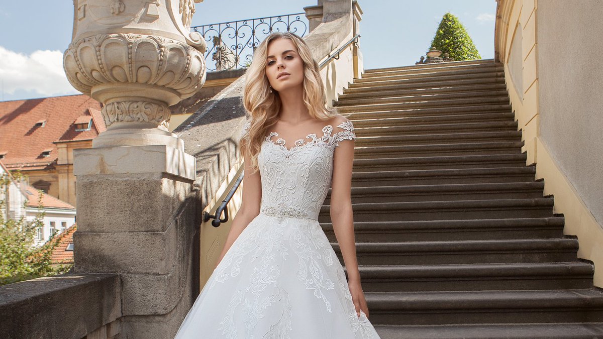 Bridal_Room_SA's tweet photo. We ❤️ the Andrea dress by Eva Grandes.
This fairy tail dress is perfect for modern brides looking for something elegant, feminine and unique 👰
.
.
.
#fairytailbride #classicbride #weddingday #gettingmarried #unique #weddingdress #bridalshop #bridalboutique #weddinginspo https://t.co/zX35VR8q7B