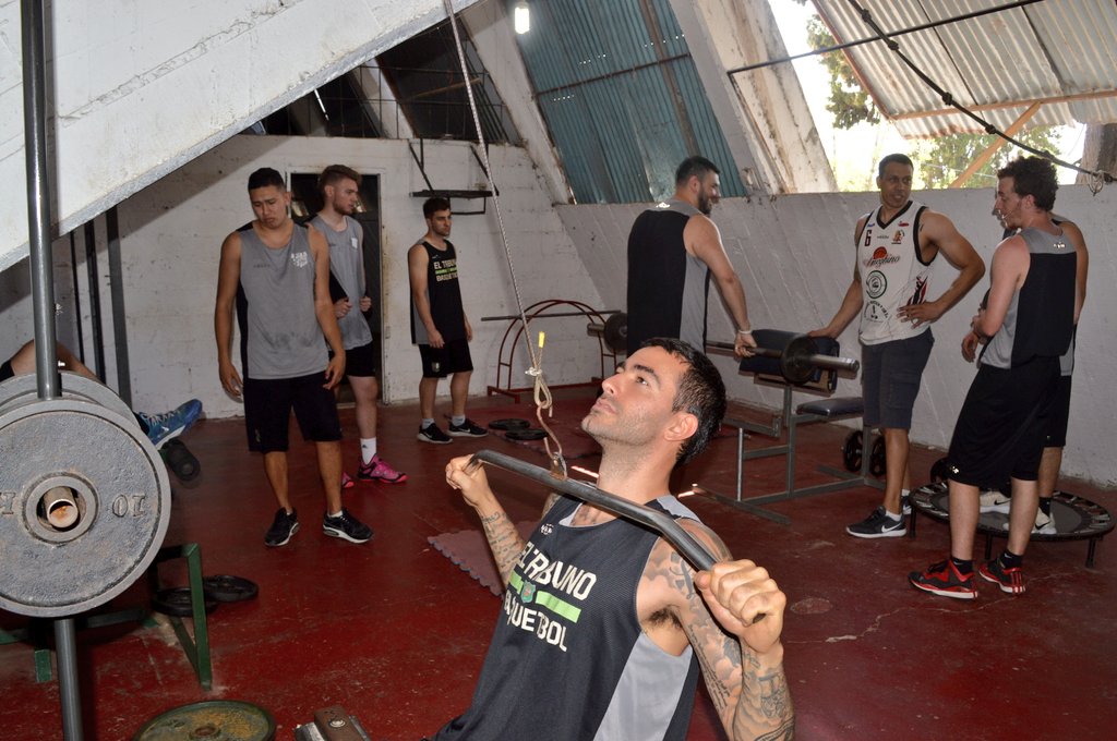 TribunoBasquet's tweet photo. #TFB El TBB se prepara para su próximo desafío, el domingo que viene frente a Facundo de La Rioja en el Complejo Nicolás Vitale del barrio El Tribuno. #VamosTBB #Elequipodelbarrio https://t.co/dgdIZbW9l3