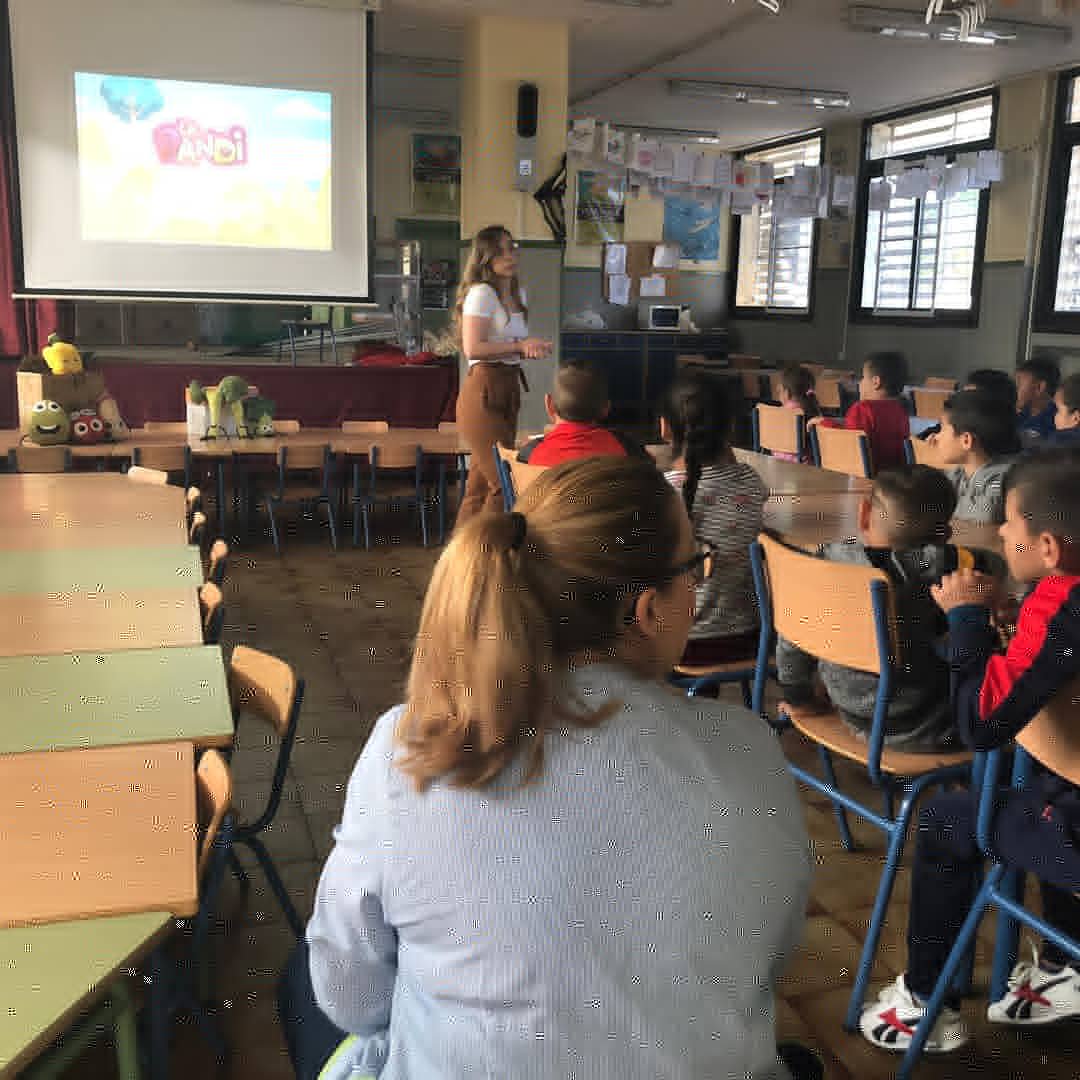 AraceliCeip's tweet photo. Dentro del programa Creciendo en Salud que se desarrolla en el centro, hemos recibido la visita de LA PANDI. Una bonita actividad que ha permitido al alumnado conocer y adquirir hábitos saludables de alimentación. https://t.co/FM5q6AHPMj