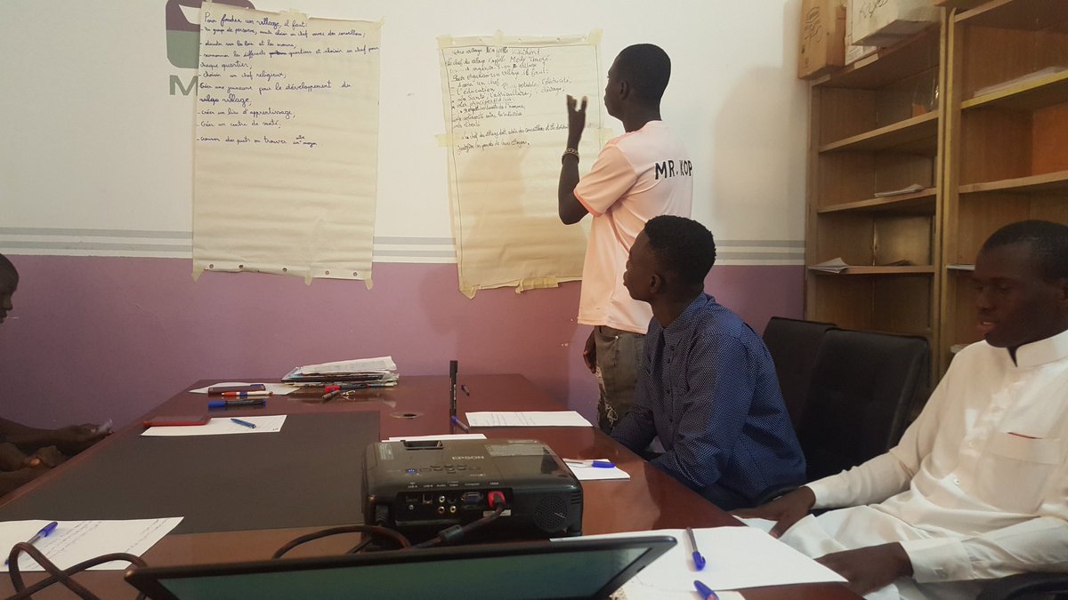 Des sessions d'informations et de partage pour une implication au développement à l'endroit de la jeunesse de #Lakaguemou dans la région de #Kayes 
#Programme_Formation