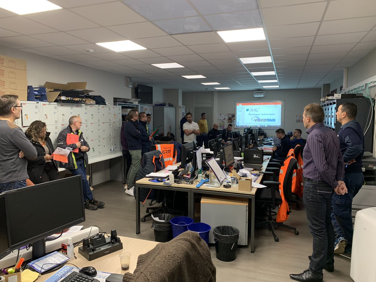 joan220's tweet photo. L’#AINPCEst et nos collègues chargés d’affaire réunis aujourd’hui à Henin Beaumont pour la présentation du système anticorrosion visco-élastique VISCOTAQ. Ses principaux atouts: Non toxique, facilité de mise en œuvre, respectueux de l’environnement🌱  #GRDFNO #legazvertlavenir https://t.co/2Rt6SpvwPG
