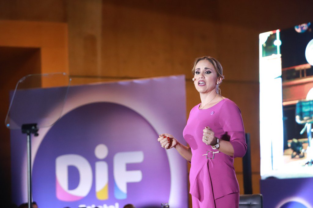 CamarenaObeso's tweet photo. Un abrazo fuerte y mis felicitaciones a @AdrianaRamLoz por la presentación del #1InformeDIF que resume un año de trabajo intenso por las familias guanajuatenses. #EsoEsGrandeza https://t.co/B3o47EnG99