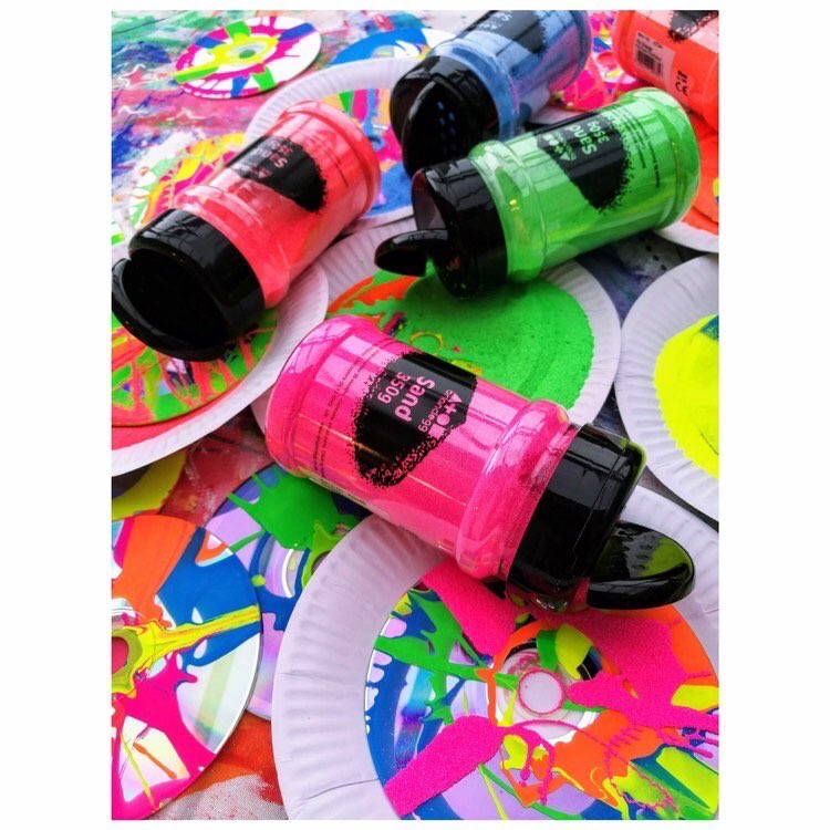 BrianCleggArt's tweet photo. Spin those those fireworks ๐๐๐๐ ! How AMAZING is this spin painting / sand & guilt free glitter effect to create bright and beautiful fireworks crafts ๐๐ #bonfirenight #bonfirecrafts #fireworks #brianclegg #classroomcrafts https://t.co/NCbNOqlQMz