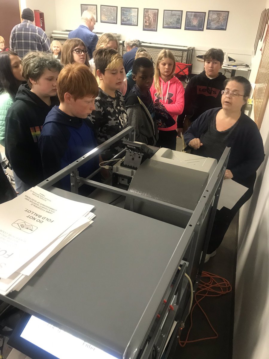 BF_Intermediate's tweet image. 7th graders had the opportunity to visit and learn about the voting process today! #BFMSlearns #preparingourfuture