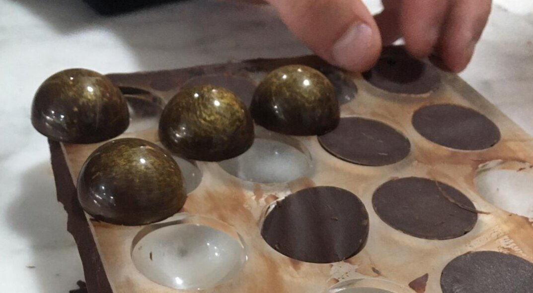 HipatiaFUHEM's tweet photo. Pasión 💞 por el buen chocolate en Bitácora. 
Clase práctica de templado de chocolate aplicado para los bombones. 🍫😋
#RestauranteEscuelaBitacora
#FPHipatia
#Hipatia https://t.co/DTJ03DjDgv