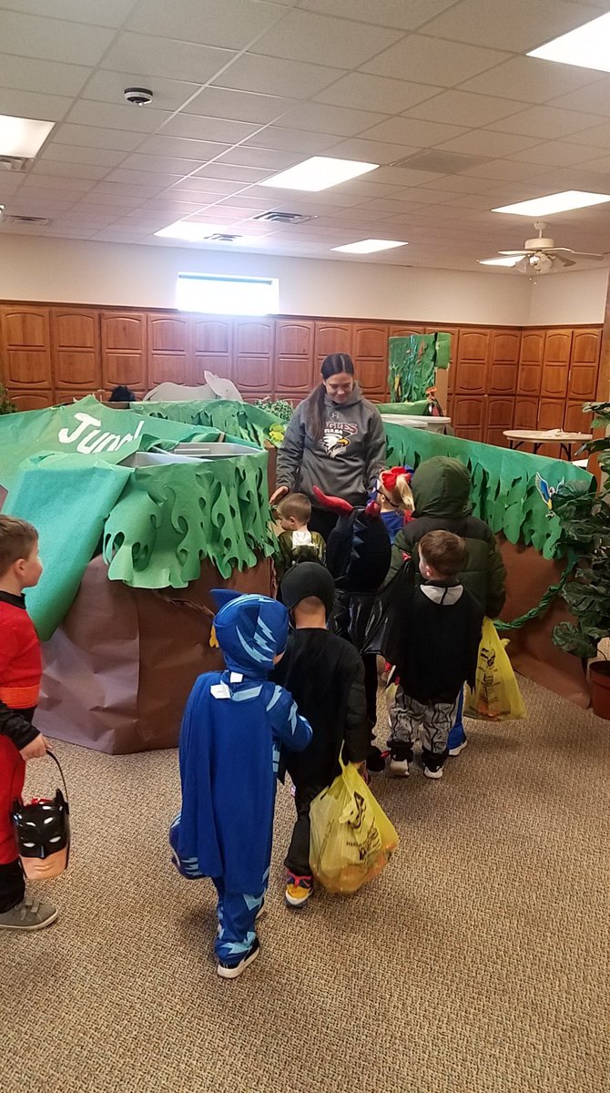 OsageInterlocal's tweet photo. We really enjoyed our trick or treat visitors on Halloween! 

The kids were from Osage Nation Head Start and WELA (Wah-Zha-Zhi Early Learning Academy). They enjoyed several stops in our building where they received candy. 

We sure enjoyed seeing all the little ones!

#WeAreOCIC https://t.co/v53u6HNazS