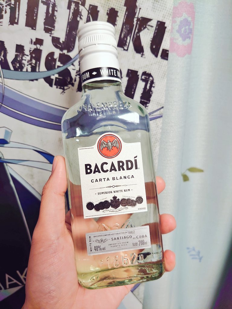 瑛徒 あきと 持ち運び出来て片手で飲めるミニボトルサイズのラム酒を常に買える環境でおりたいのだけど売ってるコンビニ限られるんだよな ウイスキーのミニボトルはよく売ってるのに スキットル持ち歩くのは酒飲みっぽくてちょっとな T Co