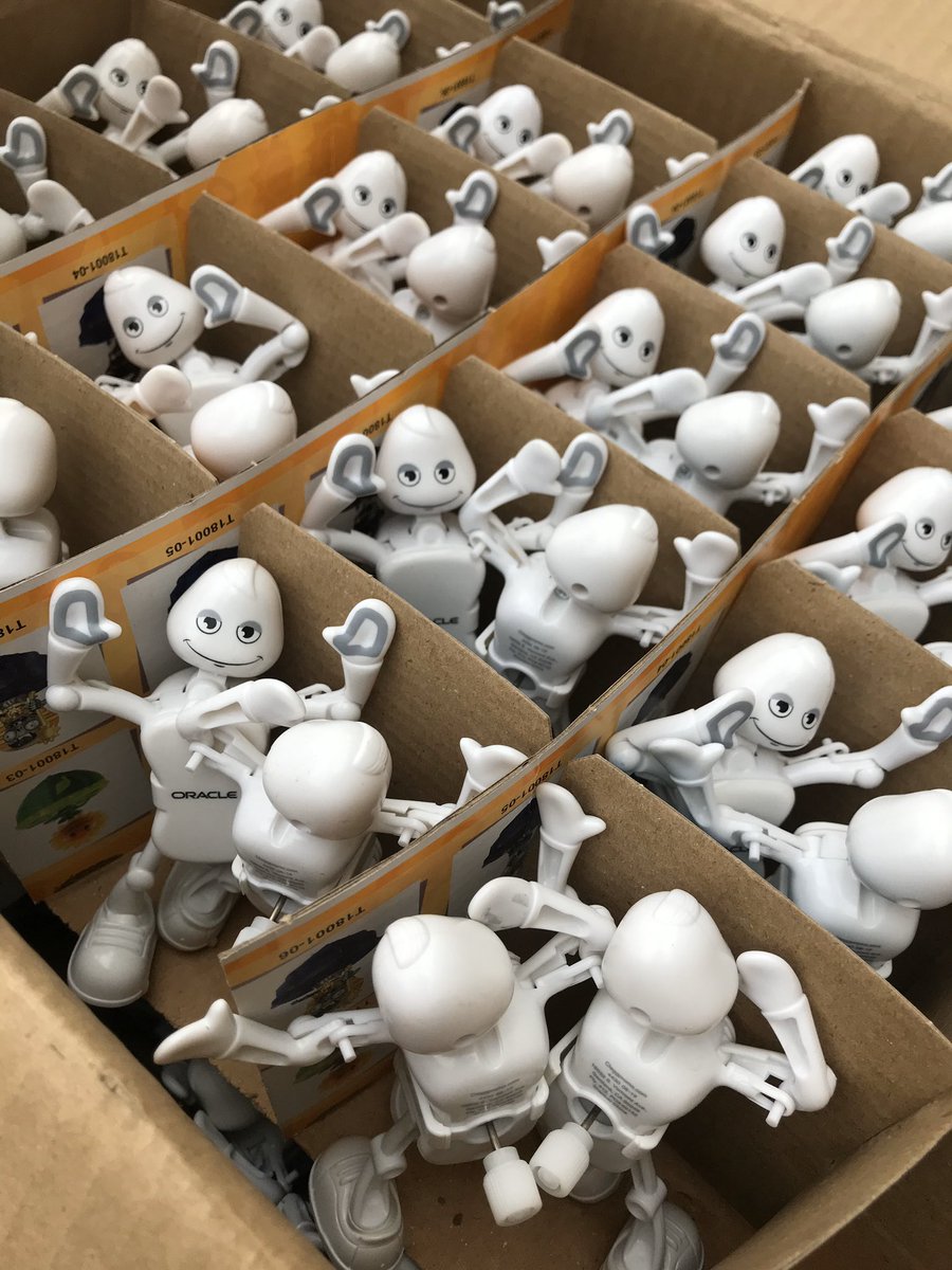 KellyLongstreth's tweet photo. Our dancing bots are excited to be at #CHEUG - stop by and pick one up and learn more about how @Oracle can have your institution doing a happy dance! #CanadaAlliance #HEUG https://t.co/muJFBuTsNl
