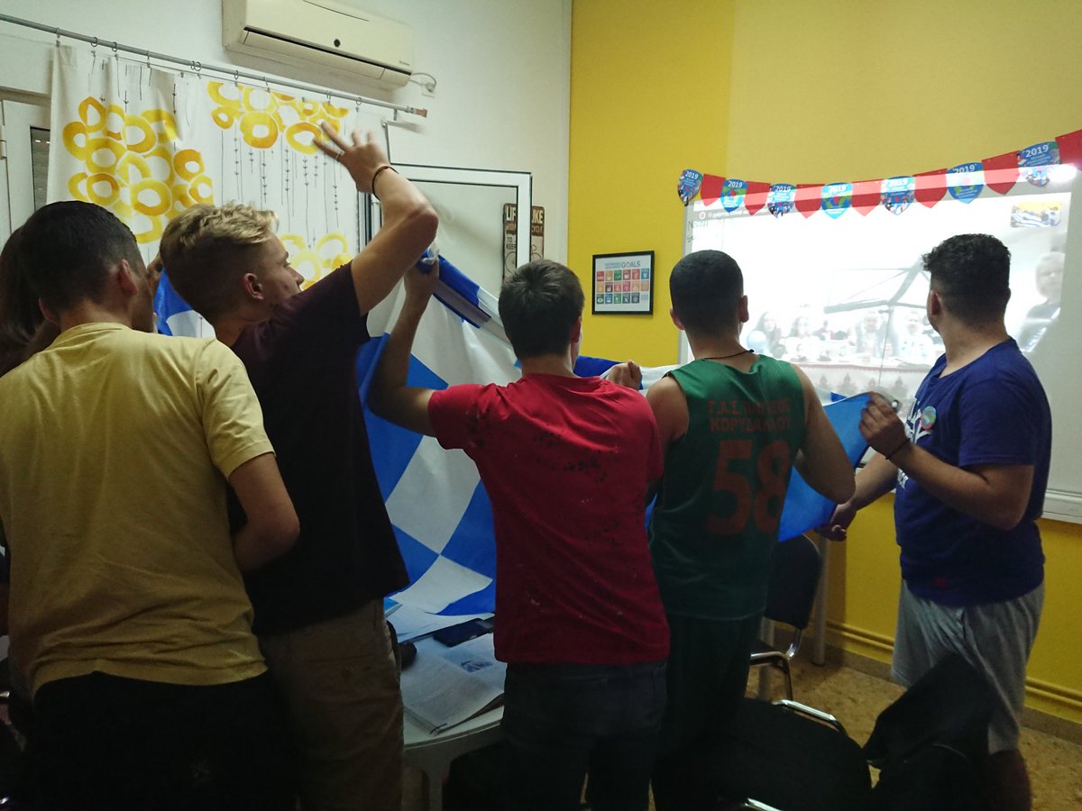 CatDourmousi's tweet image. Great to hear @dondi64 &apos;s students from Hungary 🇭🇺 singing! What a surprise! In return, @Varnakioti_ students sang our National Anthem 🇬🇷!
@SkypeClassroom #MicrosoftGlobalLearningConnection #MIEExpert #MicrosoftEDU #SkypeMT