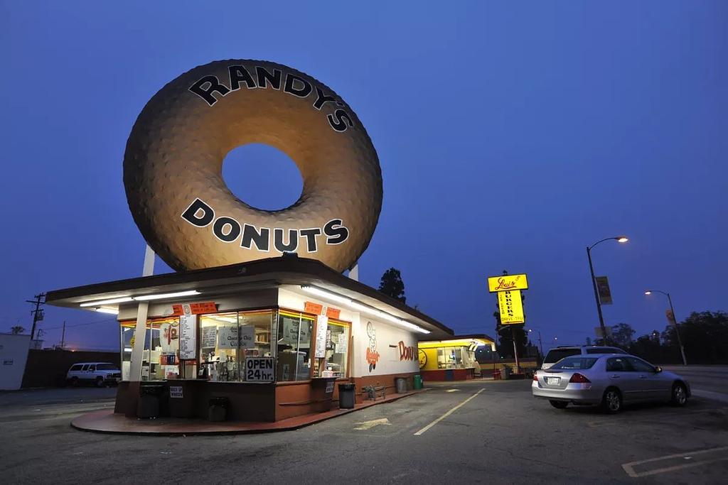 TCTWOcreative's tweet image. #NationalDonutDay Donuts are an amazingly great part of Los Angeles. And LA architecture. #donutday #LAArchitecture #RandysDonuts #bitesofgoodness