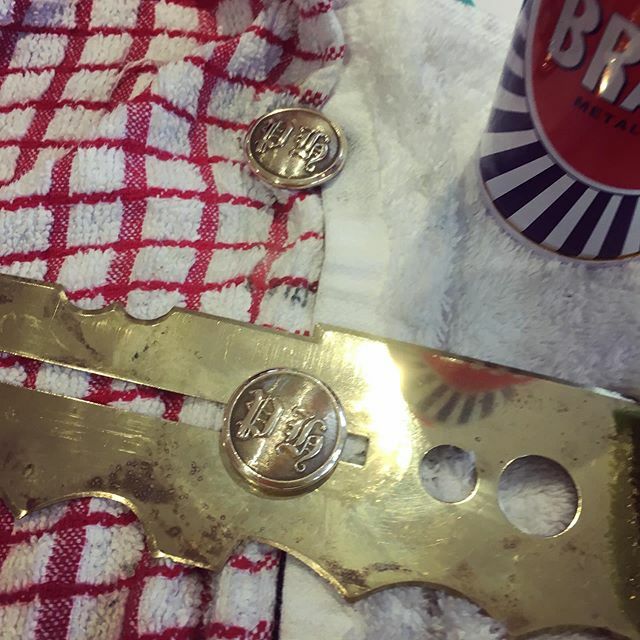 HawkHound1's tweet photo. “[to himself] So bright… so beautiful… my precious…” Gollum.#pytchley #foxhunting #hunting #buttons #buttoncollection #shiny #gollum #tolkien #myprecious #elbowgrease #brasso https://t.co/ESP2AsRChK