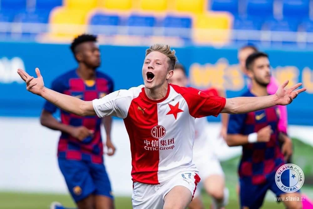slaviaofficial's tweet photo. U-19 | Sešívaní mladíci po fantastickém výkonu zvítězili v Barceloně 3:2! Reportáž ze zápasu naleznete na našem webu! @slaviamladez #SKSU19 #barslaU19
📰 REPORT ➡️ https://t.co/1y0EMnUMHP https://t.co/N5AbtexLT5