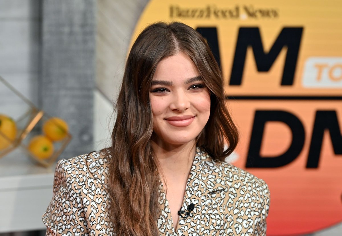 Hailee Steinfeld #Dickinson.