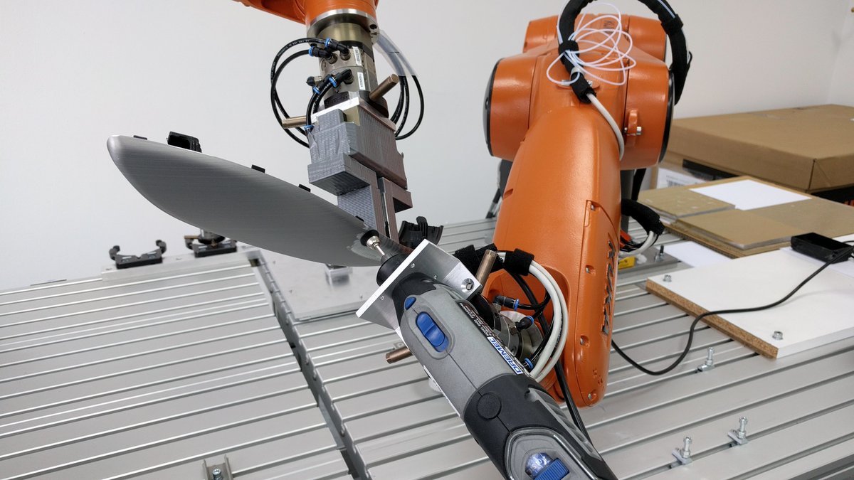 TH_Nuernberg's tweet photo. Damit #Roboter Hand in Hand arbeiten können, müssen sie aufwendig programmiert werden. Maximilian Wagner, ehemaliger Student der #thnuernberg , hat in seiner Dissertation Methoden erforscht, die den Einsatz in der #Industrie vereinfachen. Weitere Infos: https://t.co/s8AUqPUnLq https://t.co/UqOAoYNw1T