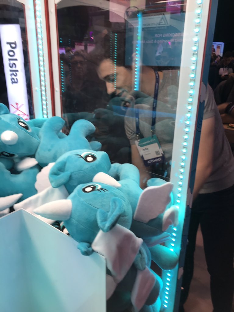 AngelikaLattner's tweet photo. How to attract #WebSummmit visitors to your booth?
Sell food or chase #unicorns π¦π¦π¦
The cutest takeaways from #WebSummit19 so far π https://t.co/TMJUwFXdNv
